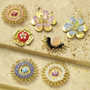 Pendentifs fleurs faits main en perles de cristal sur fond de pierre texturée