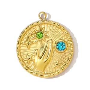 Détail d'un pendentif rond doré avec motifs soleil et lune et cristaux vert et bleu