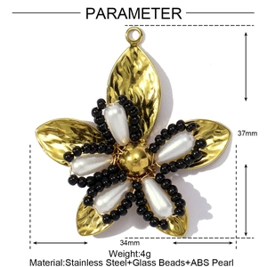 Detail van de 37x34mm bloem hanger in gehamerd gouden roestvrij staal met kralen