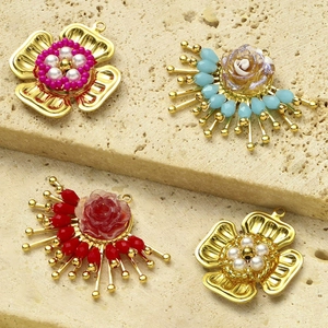 Détails de pendentifs floraux en cristal avec pétales dorés et perles DIY