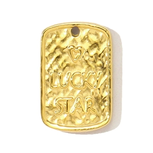 Vue macro du pendentif rectangulaire doré avec texture martelée et gravure Lucky Star