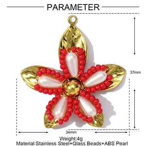 Detailweergave van bloemhanger met witte parels en rode glaskralen van 37mm bij 34mm grootte