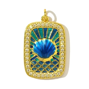 Détail du pendentif rectangulaire doré avec coquillage, zircon et émail bleu vibrant