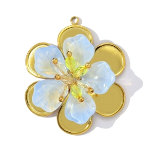 Pendentif fleur doré de style français avec pétales bleus givrés et perles cristal