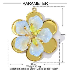 Détail du pendentif fleur bleue avec cadre en acier inoxydable doré et perles cristal