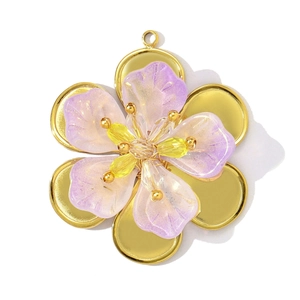 Détail d'un pendentif fleur en résine lavande avec perles de cristal faites à la main