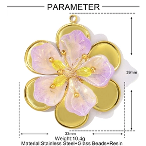 Détails du pendentif fleur en résine violette, dimensions 39mm x 33mm et perles