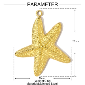 Détail d'un pendentif étoile de mer doré en acier inoxydable avec motif en relief