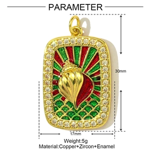 Détail du pendentif tarot coquillage en émail rouge vert et pierres zircons