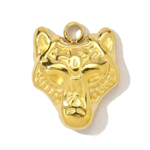 Relief détaillé d'un pendentif tête de loup plaqué or avec textures métalliques fines