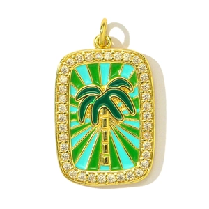Détail d'un pendentif palmier doré avec émail vert et pierres de zircone brillantes