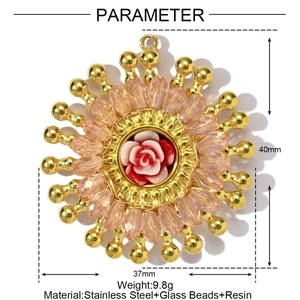 Détail du pendentif floral en perles rose et or avec dimensions et poids précisés