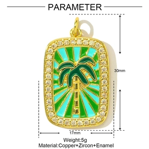 Vue détaillée du pendentif rectangulaire doré avec palmier en émail et bordure zircon