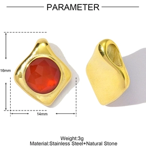 Dettagli ciondolo in acciaio dorato da 16mm con pietra naturale rossa e dimensioni