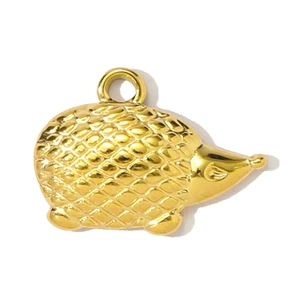 Vue macro d'un pendentif hérisson doré avec texture écaillée et bélière pour bijoux DIY