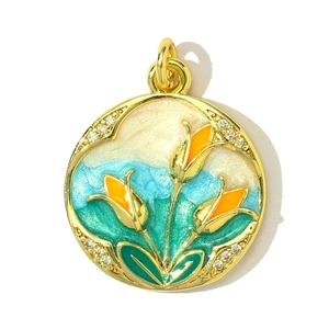 Détail macro du pendentif tulipe en émail avec finition dorée et cristaux