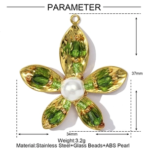 Detail van 37x34mm bloemhanger met groene glazen kralen en parel in roestvrij staal