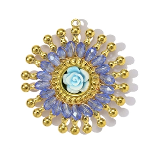 Détail macro d'un pendentif fleur fait main avec pétales bleus et perles de cristal violet