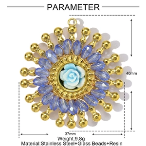 Vue détaillée du pendentif fleur en perles de cristal avec dimensions techniques