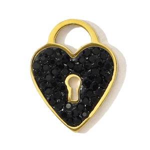 Vue détaillée d'un pendentif cœur en or avec cristaux noirs et trou de serrure