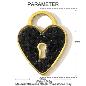 Détail macro d'un pendentif coeur doré de 15x12mm avec cristaux noirs et trou de serrure