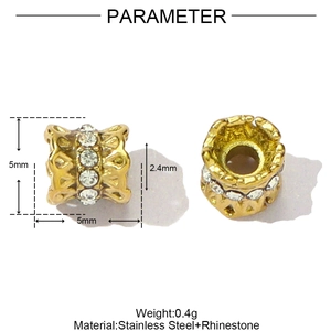 Distanziatore in acciaio dorato con strass bianchi e motivi traforati, misura 5mm