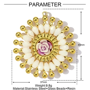 Vue macro détaillée d'un pendentif fleur de 40mm en acier doré avec une rose violette