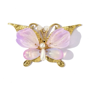 Detailopname van een gouden vlinderhanger met paarse harsvleugels en witte parelaccenten