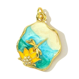 Détail macro du pendentif émaillé libellule et lotus jaune avec accents de zircon brillant