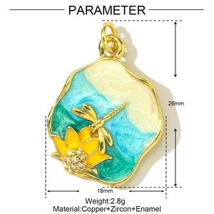 Détail du pendentif libellule style Monet montrant les dimensions 26mm x 18mm et matériaux
