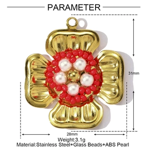 Détail du pendentif fleur en acier inoxydable avec perles rouges et perles blanches, 31x28mm