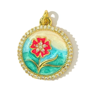 Détail du pendentif rond en or avec fleur en émail rouge et bordure en cristaux
