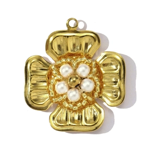 Détail d'un pendentif fleur dorée avec pétales plissés et centre en perles pour bijoux DIY