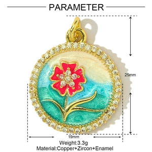 Vue détaillée du pendentif floral rond en cuivre avec pierres zircon et émail coloré