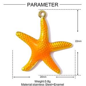Macro-opname van de zeester hanger met emaille en afmetingen 22x20mm in gouden afwerking