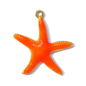 Detail van de oranje zeester hanger in goudkleur met geëmailleerde textuur