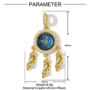 Dettaglio pendente acchiappasogni da 48mm con resina blu e zirconi bianchi brillanti