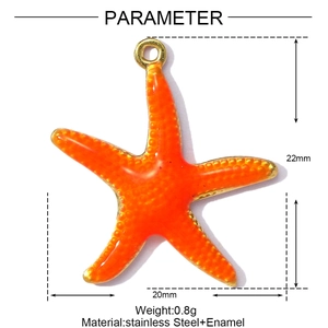 Gedetailleerd beeld van oranje emaille zeester hanger, afmeting 20mm x 22mm op witte basis