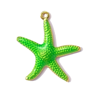 Detail van groene zeester hanger met vergulde afwerking en getextureerd oppervlak