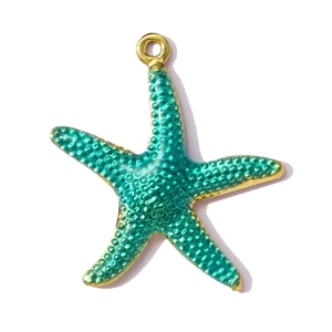 Detailweergave van turquoise zeester hanger met gouden randen op witte achtergrond