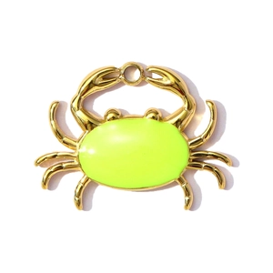 Detail van een krabhanger met goudmetalen randen en neongele emaille afwerking