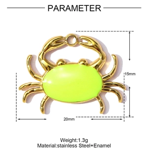 Gedetailleerde weergave van 15x20mm gouden krab hanger met emaille en staal specificaties