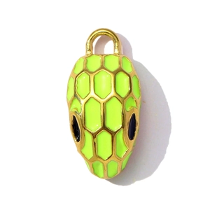 Detail van een gouden slangenkop hanger met groene emaille schubben en zwarte ogen
