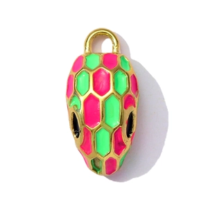Detail van de slangenhanger met levendig roze en groen emaille en goudkleurige afwerking