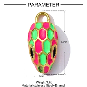 Gedetailleerde maattabel van een slangenkop hanger met roze en groen emaille en edelstaal