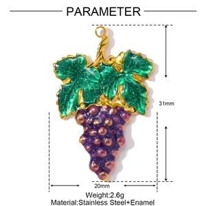 Makro-Detail des lila Traubenanhängers mit grünem Emaille und vergoldetem Edelstahl