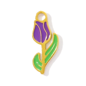 Detailansicht eines Tulpen-Emaille-Anhängers in Violett und Grün mit Vergoldung