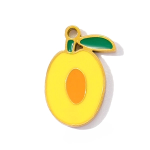 Makro-Detail des französischen Emaille-Mango-Anhängers mit polierter Goldoberfläche und Ring
