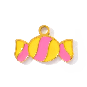 Detailansicht des gelb-rosa gestreiften Emaille-Anhängers mit goldenem Metallring