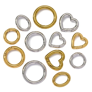 Détails macro de fermoirs à ressort dorés et argentés en forme de cœur et rond pour bijoux